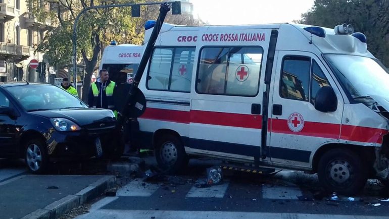 Tragico scontro frontale: quattro giovani morti