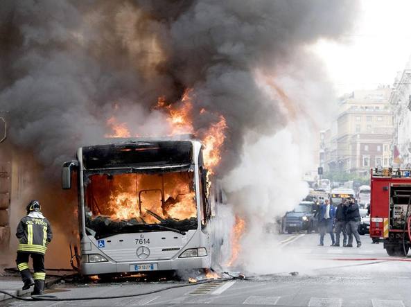 Roma, Bus in fiamme