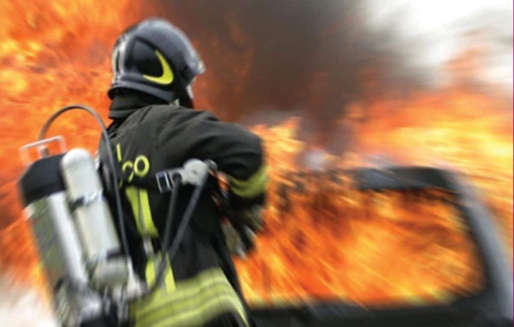 CIVITAVECCHIA — Doppio incendio nella notte. Due auto in fiamme