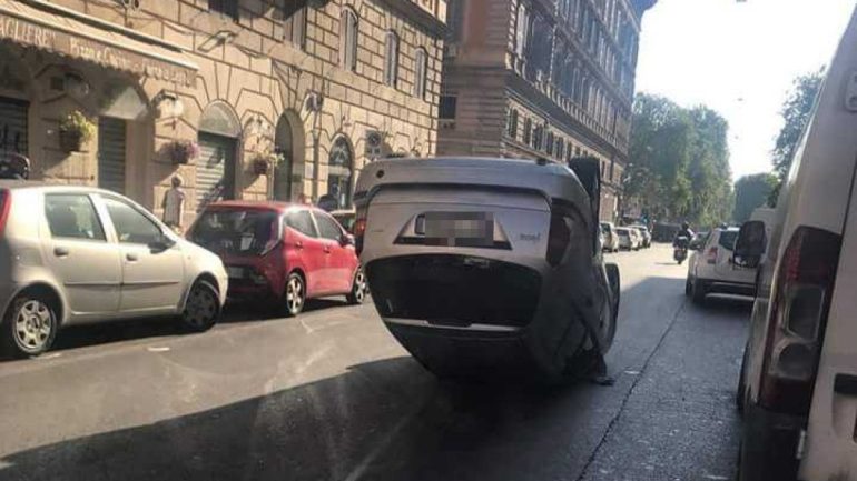 ROMA Incidente automobilistico in via Candia: tampona un’auto e si ribalta