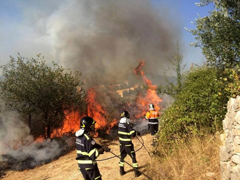 Piromane scoperto e arrestato mentre stava incendiando un parco