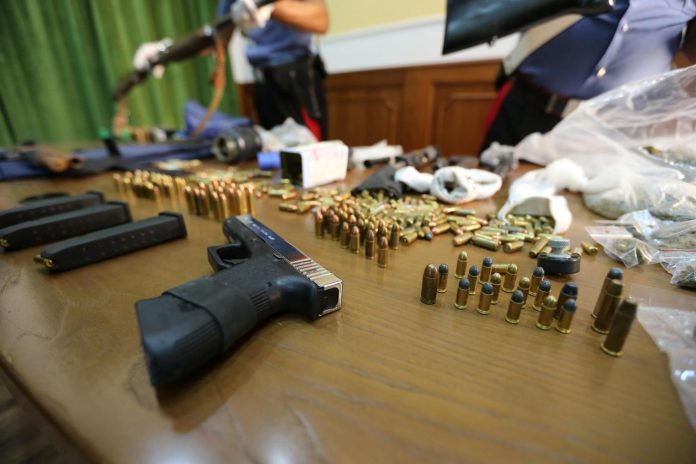 Napoli, i Carabinieri sequestrano armi e droga