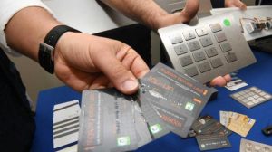 ROMA CARTE CLONATE – Sorpresi in un bancomat e arrestati