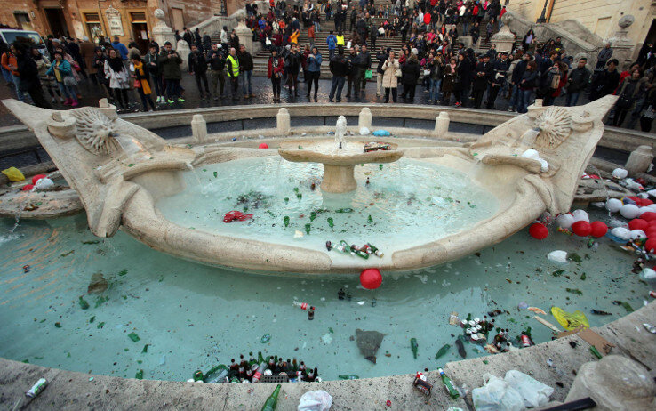 ambientalisti colpiscono a roma fontana della barcaccia