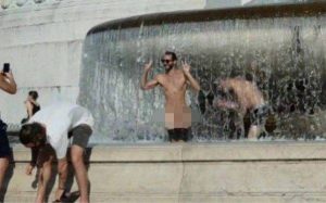 ROMA Fontana dell’Altare della Patria usata come piscina: caccia ai ‘bagnanti’