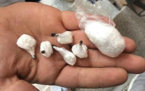 I Carabinieri bussano e loro scaricano la cocaina nel water: arrestati