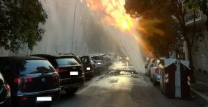 Paura a Monteverde esplode una tubatura che diventa un Geyser