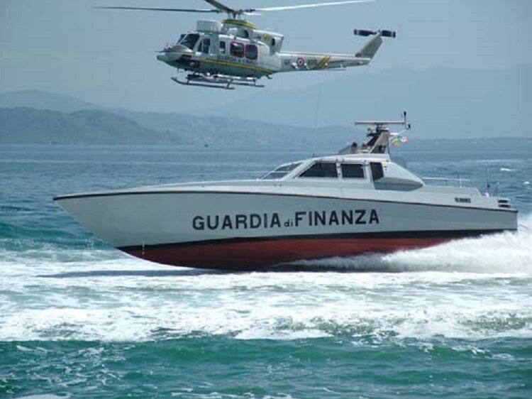 La Guardia di Finanza agisce in mare