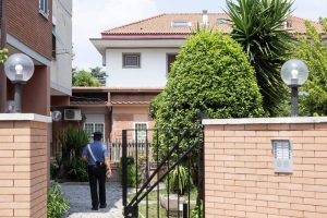 OMICIDIO – Donna uccisa dall’amico a martellate. L’uomo si presenta…