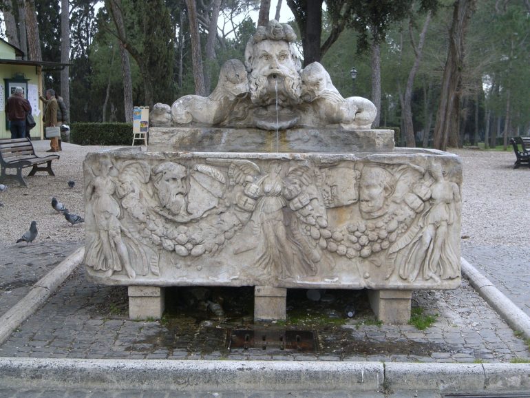 ROMA Villa Borghese danneggiata la Fontana del Sarcofago
