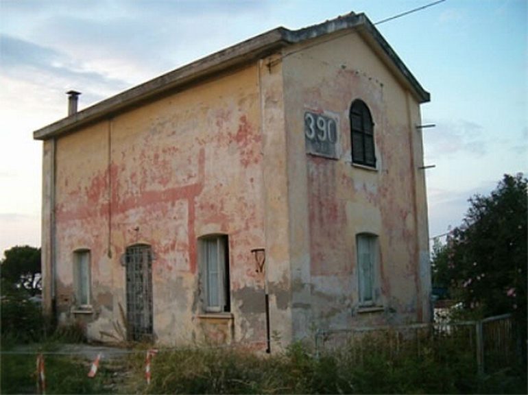 Santa Marinella casello ferroviario trasformato in un centro di spaccio