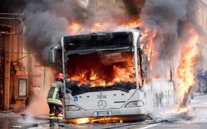 Ancora bus in fiamme: indagini su un nomade