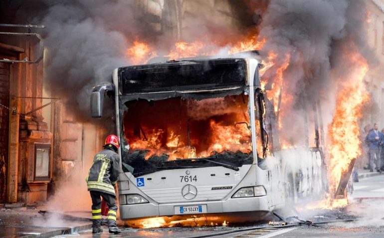 ROMA Bus in fiamme sulla Aurelia: due feriti