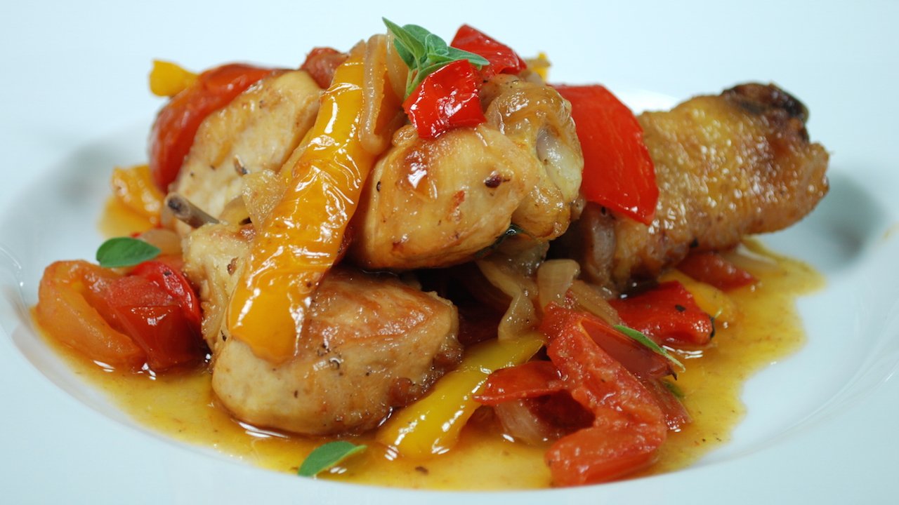 Pollo coi peperoni piatto tipico romano
