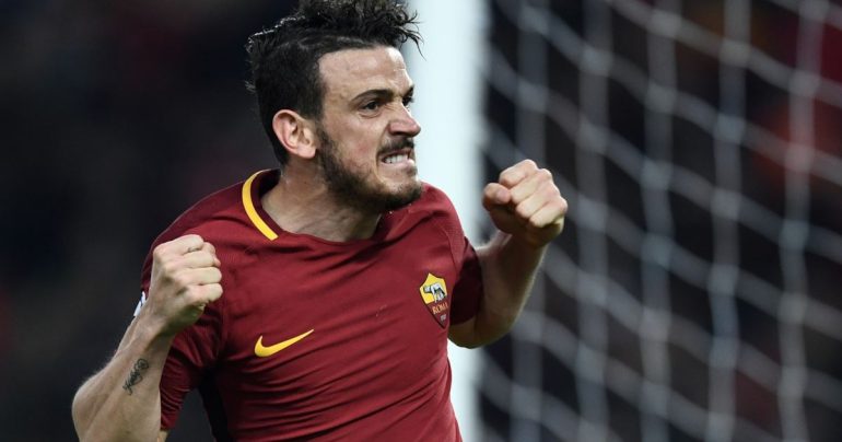 NAPOLI Esulta al gol della Roma e prende un bicchiere in testa