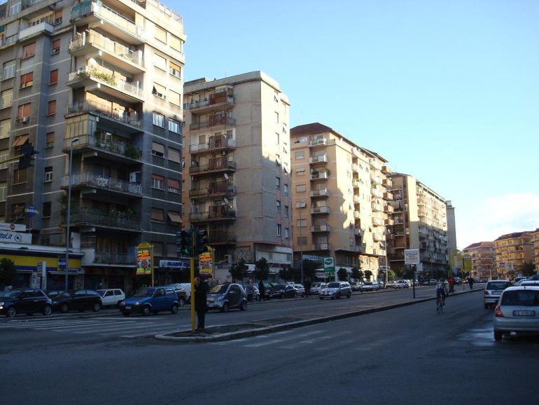 ROMA TIBURTINA Passeggiava con busta della spesa, ma dentro…