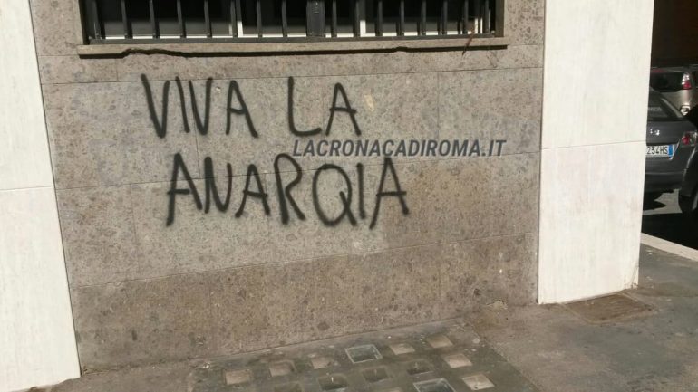 MURALES SGRAMMATICATI Che errore a La Palmetta