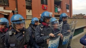 Sfratto a Villa Giordani, il quartiere non si arrende: 4 arresti