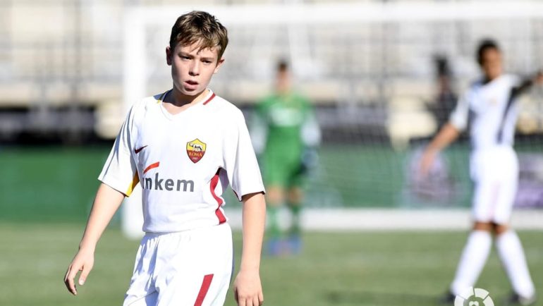 Il figlio di Totti vede l’avversario a terra e non segna, grande fair play