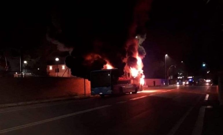 ROMA Ennesimo autobus incendiato distrutto dalle fiamme