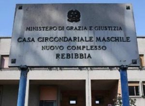 Rebibbia, tenta di introdurre 10 grammi di coca e microtelefonini approfittando del colloquio. Arrestata una donna