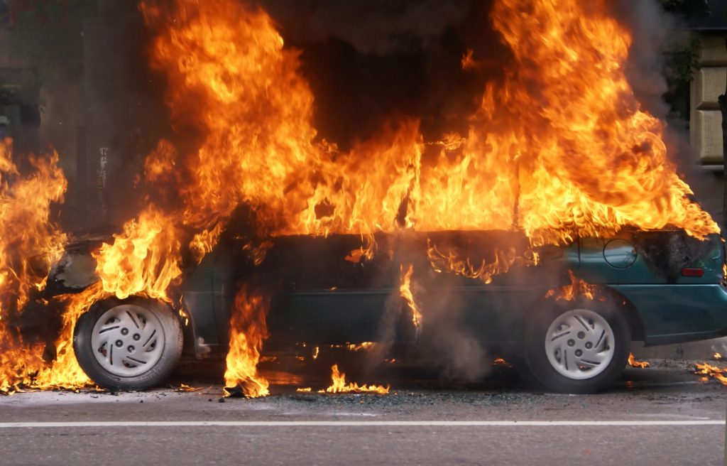 ROMA Paura nella notte: due auto in fiamme