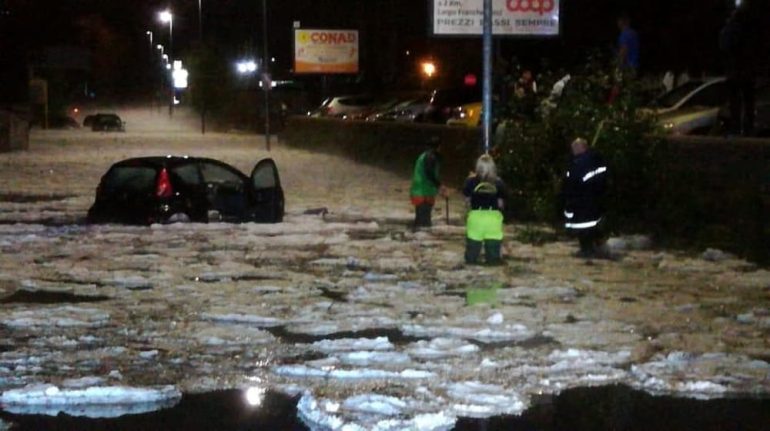 Roma il maltempo allaga le strade, automobilisti bloccati nel ghiaccio