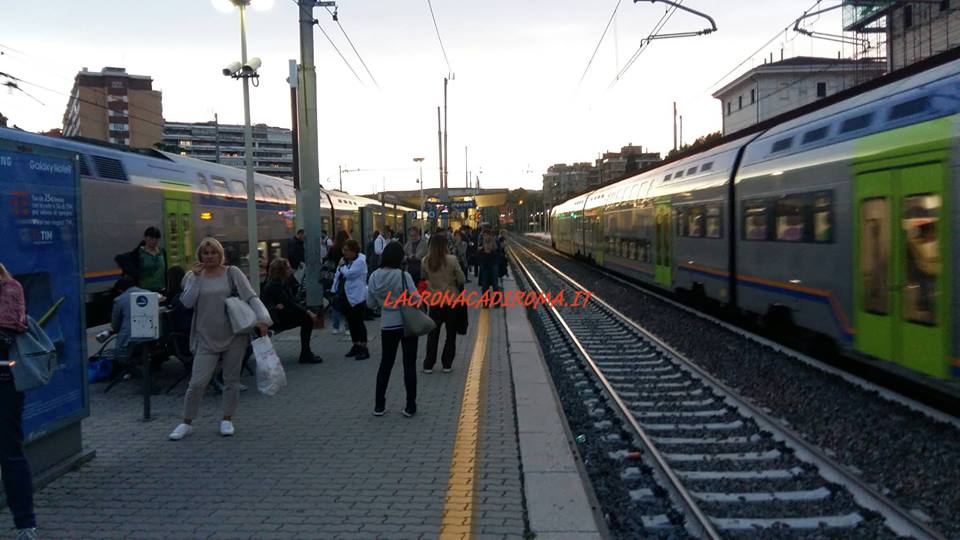 Pendolari fermi alla stazione Trastevere per ritardi treni