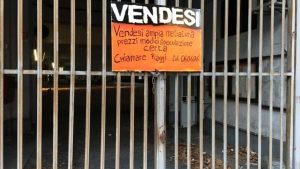 ROMA Cartelli ironici davanti ai depositi Atac: il motivo