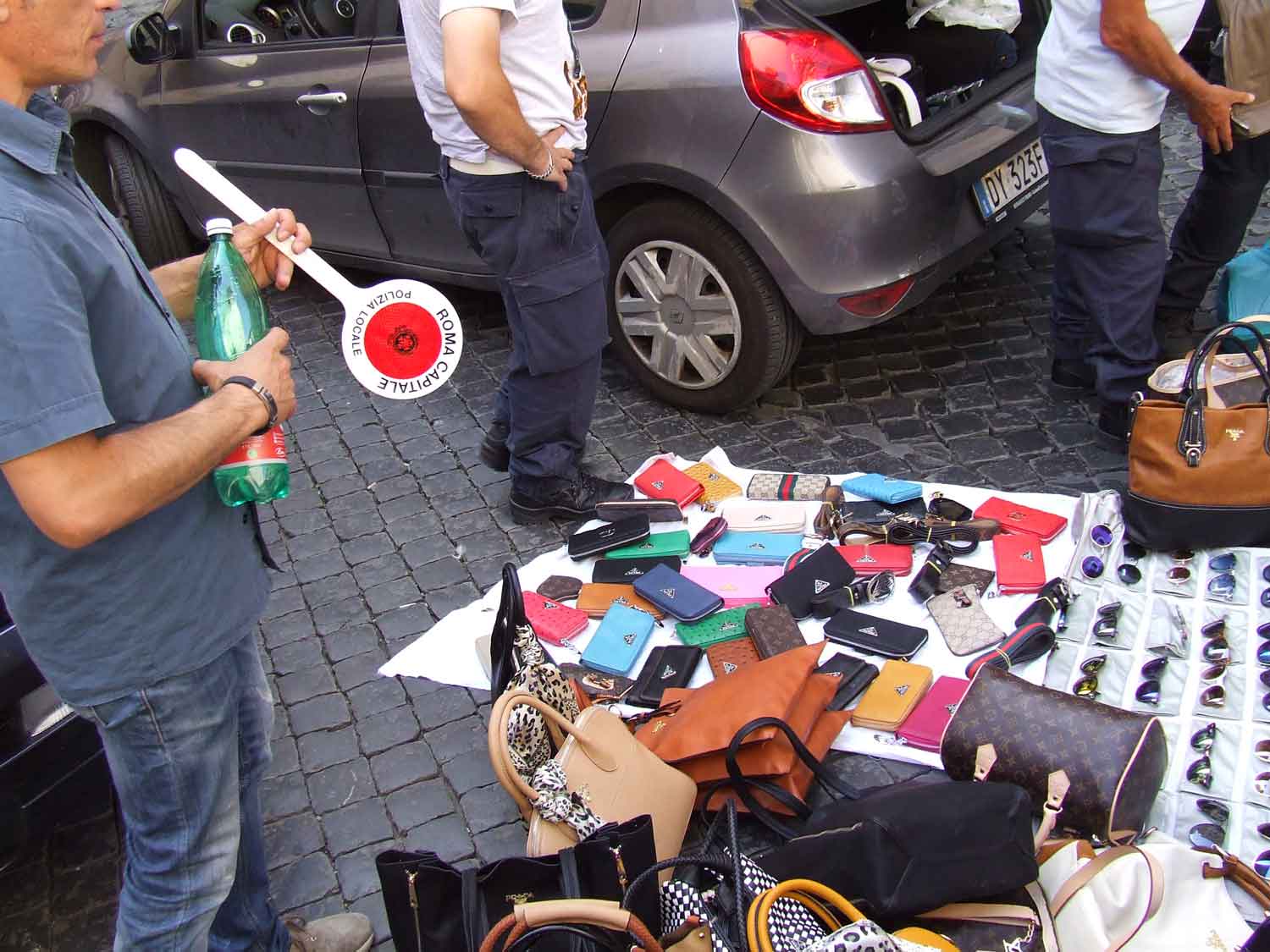 Roma, task-force dei vigili per combattere i venditori abusivi