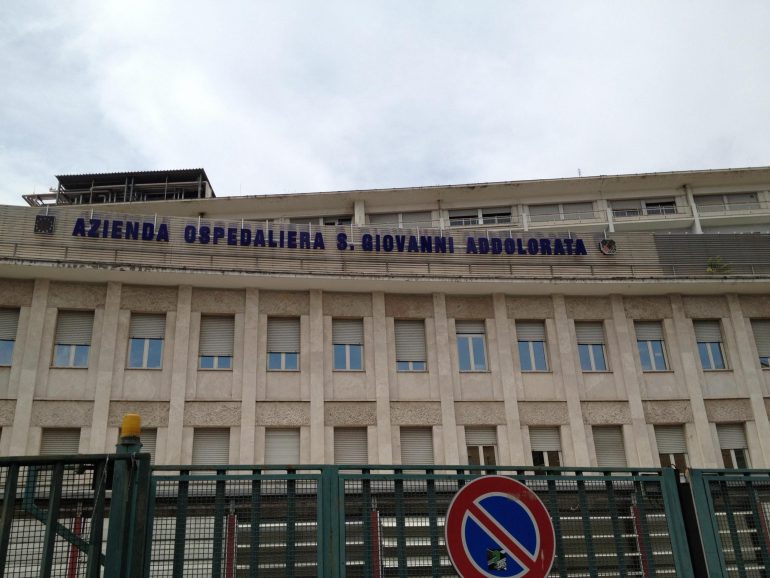 Clochard trovato morto in sala d’aspetto: tragedia al San Giovanni