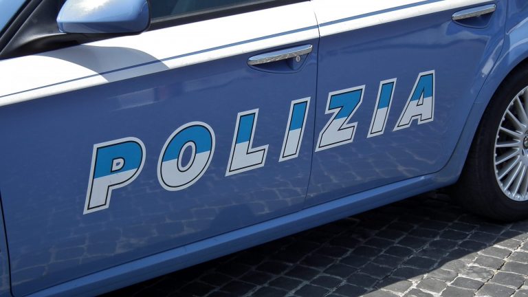 Ultima ora – Volante polizia si cappotta, 4 feriti tra cui 2 agenti