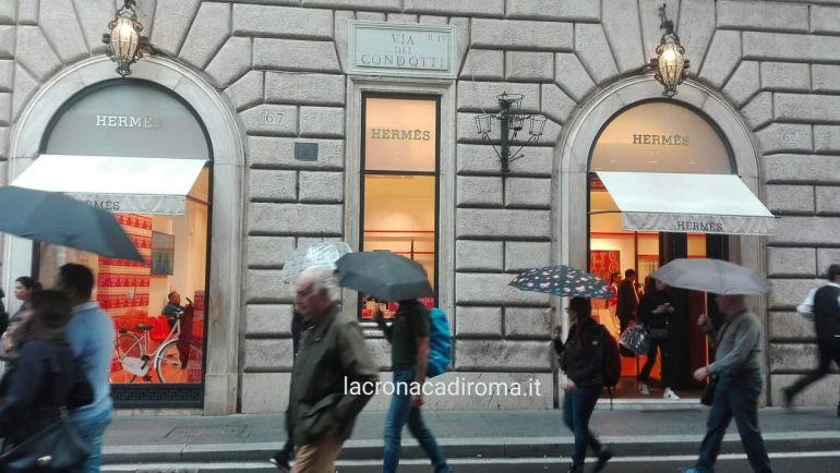 Grande successo di Hermès a via Condotti. Porta il tuo vecchio carré!