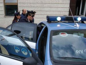 SALARIO Danneggia la macchina di una ragazza: parcheggiatore abusivo arrestato
