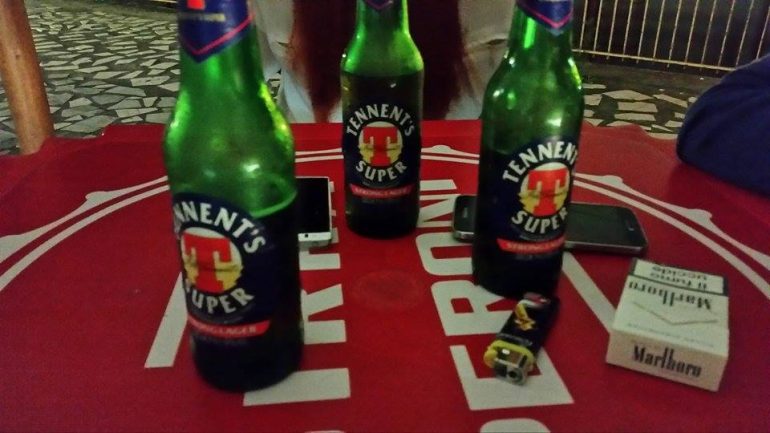 Evade dai domiciliari, va al bar e ruba una turista