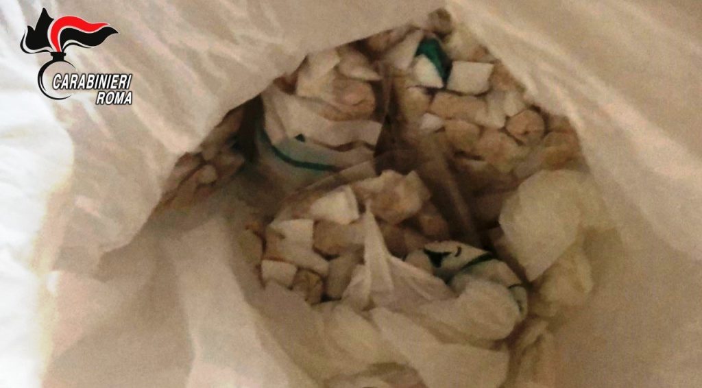 ROMA Chili di eroina nascosti in casa: albanese nei guai