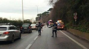 Su via Flaminia cadono franano dei massi