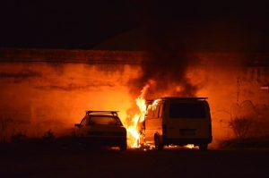 A Roma va in fiamme un furgone, ipotesi incendio doloso