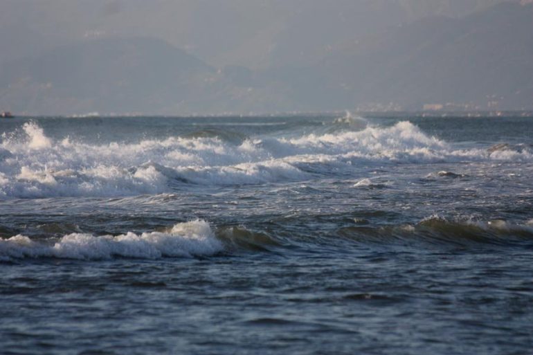 ANZIO La corrente trascina al largo una ventina di persone