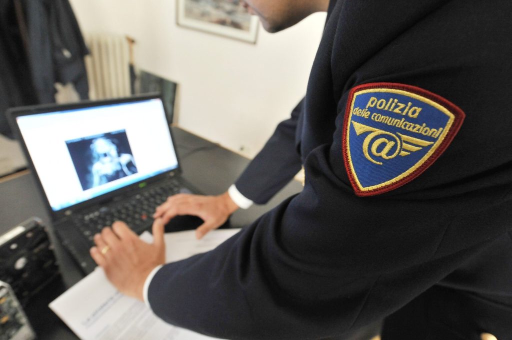 Truffavano online e si spacciavano per affiliati al clan Casamonica