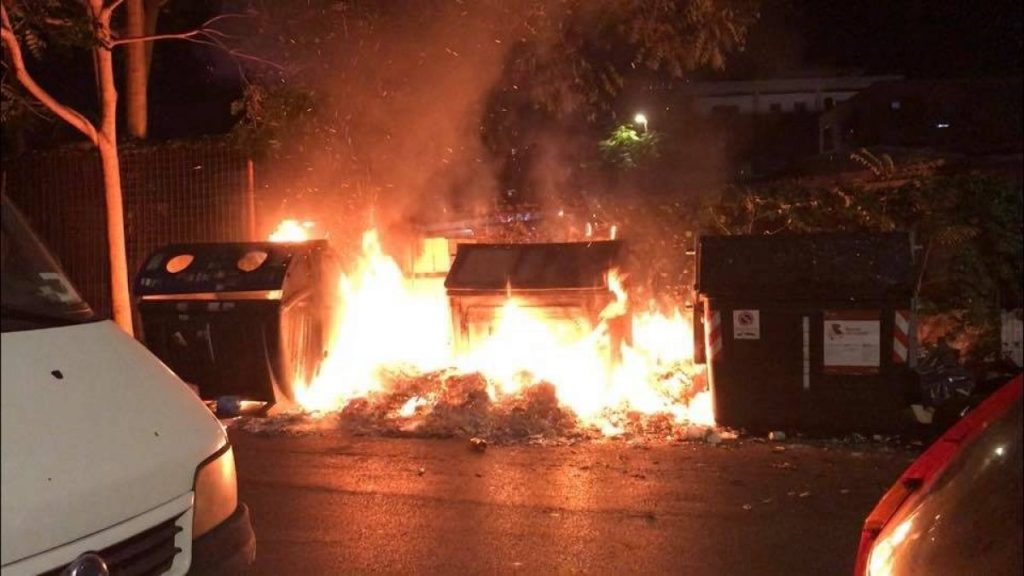ROMA RIFIUTI Diverse decine di cassonetti in fiamme nella notte