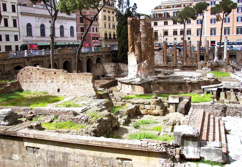 Tragedia a Largo di Torre Argentina: donna investita