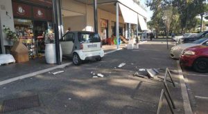 ROMA CASAL PALOCCO Auto piomba sui tavolini di un bar e travolge due donne