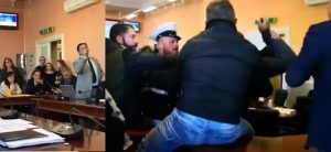 OSTIA – Si riuniscono per un consiglio su emergenza ma la discussione finisce in rissa. Le parole del M5S