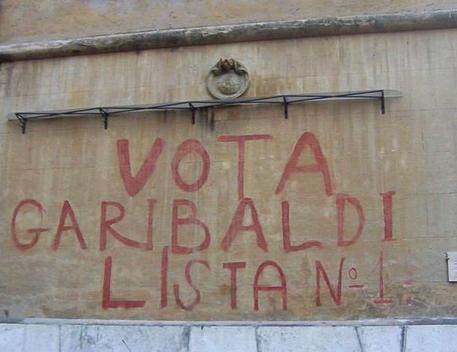 Scritta vota Garibaldi a Garbatella