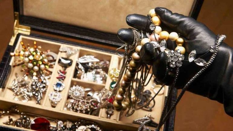CASILINA Furto in gioielleria da 200mila euro. Caccia alla banda
