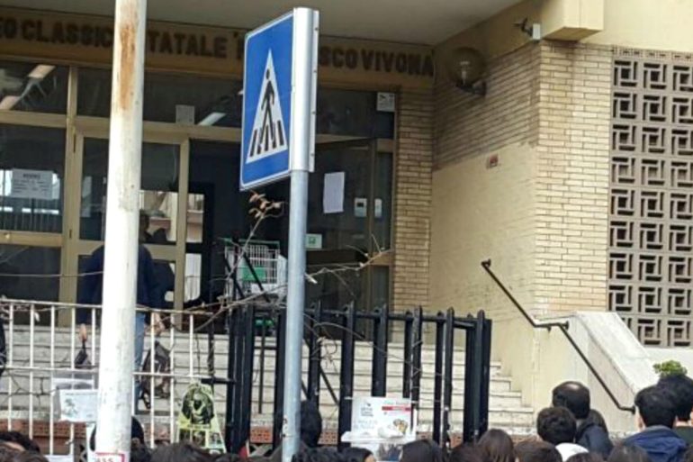 ROMA EUR Professore precipita dal terzo piano di un liceo