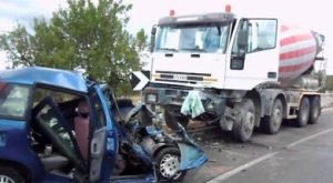 ROMA CASILINA Camion contromano piomba su auto e passanti: panico