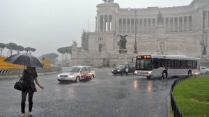 LIVE MALTEMPO ROMA – Metro allegate e velista recuperato in extremis