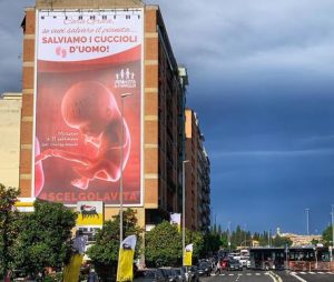 ROMA TIBURTINA — Manifesto di 250 metri quadri contro l’aborto